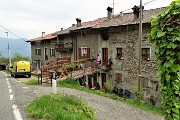 87  Sulla  strada asfaltata passaggio alle case di Camissinone